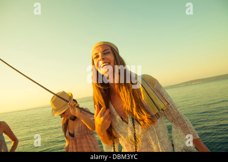 En Croatie, Mer Adriatique, les jeunes sur le bateau de célébrer ensemble Banque D'Images