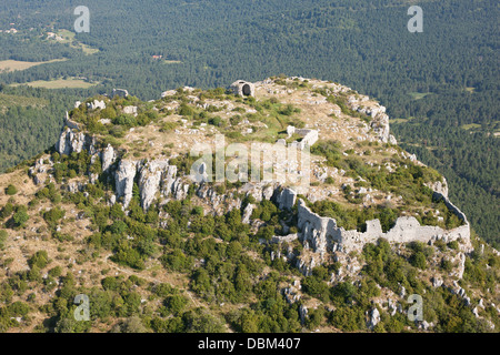 VUE AÉRIENNE.Ruines d'une ancienne colonie sur une montagne à sommet plat.Castellaras de Thorenc, Alpes-Maritimes, l'arrière-pays de la Côte d'Azur, France. Banque D'Images