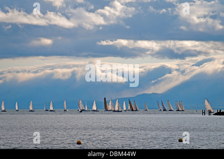 Paysage de l'eau avec des voiliers et des nuages bizarres, le Lac Léman ou le Lac Léman, Lausanne, Suisse, Europe de l'Ouest Banque D'Images
