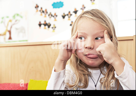 Petite Blonde Girl Making Funny Face, Kottgeisering, Bavaria, Germany, Europe Banque D'Images