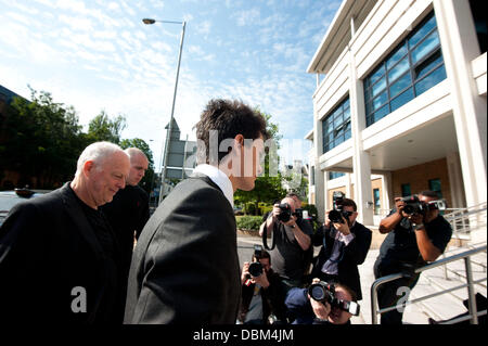 Charlie Gilmour arrive avec son père David Gilmour à Kingston Crown Court pour une audience de détermination après le jeune a plaidé coupable à de violents troubles à Londres est d'émeutes d'étudiants. Gilmour a été pris en photo en décembre dernier (10) se balançant d'un drapeau o Banque D'Images
