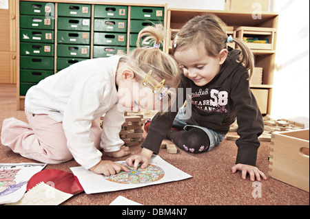 Les enfants en école maternelle, Kottgeisering, Bavaria, Germany, Europe Banque D'Images