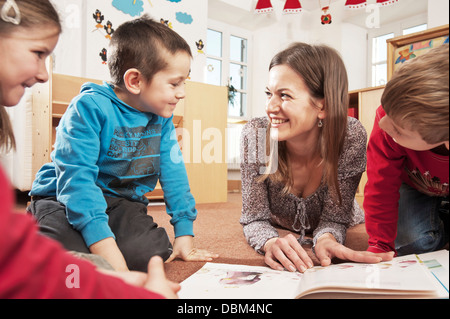 Les enfants en école maternelle, Kottgeisering, Bavaria, Germany, Europe Banque D'Images