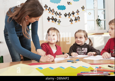 Les enfants en école maternelle, Kottgeisering, Bavaria, Germany, Europe Banque D'Images