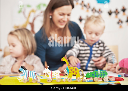 Les enfants en école maternelle, Kottgeisering, Bavaria, Germany, Europe Banque D'Images