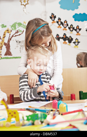 Les enfants en école maternelle, Kottgeisering, Bavaria, Germany, Europe Banque D'Images