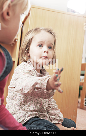 Petite fille avec de la peinture sur les doigts, Kottgeisering, Bavaria, Germany, Europe Banque D'Images