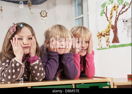 Trois enfants en école maternelle, Kottgeisering, Bavaria, Germany, Europe Banque D'Images