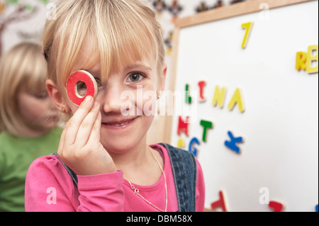 Girl Holding lettre capitale, Portrait, Kottgeisering, Bavaria, Germany, Europe Banque D'Images