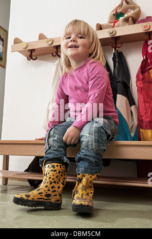 Petite fille assise sur un banc à l'école maternelle, Kottgeisering, Bavaria, Germany, Europe Banque D'Images