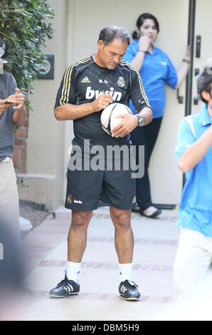 Silvino Louro Real Madrid joueurs et entraîneurs quittent le terrain d'entraînement à l'UCLA sampus et signer des autographes avant leur match d'exhibition CONTRE LA Galaxy Westwood, Californie - 15.07.11 Banque D'Images