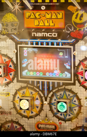 Pac Man Ball par Namco à une fête foraine arcades par le front avec machines à sous et tous les accapareurs de penny pour le divertissement familial. Banque D'Images