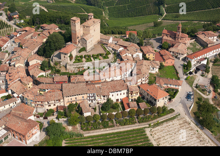 VUE AÉRIENNE.Château médiéval au sommet d'une colline entouré de vignobles dans la région de Langhe.Serralunga d'Alba, province de Cuneo, Piémont, Italie. Banque D'Images