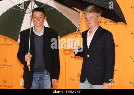 Par la finale de la coupe d'or de Veuve Clicquot à Cowdray Park Polo Club - Arrivées West Sussex, Angleterre - 17.07.11 Banque D'Images