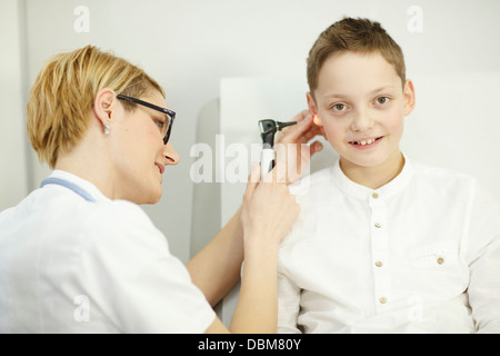 Femme médecin examinant les garçons oreille, Osijek, Croatia Banque D'Images