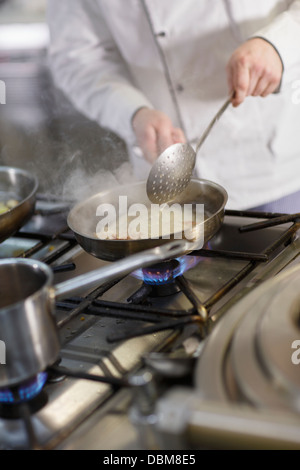 Cuisiner dans une cuisine commerciale Banque D'Images