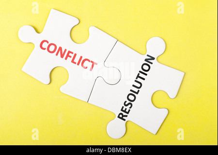 Résolution de conflits et de mots imprimés sur deux pièces de puzzle Banque D'Images