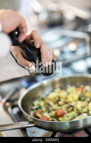 Chef de produits frais dans le moule d'assaisonnement Banque D'Images