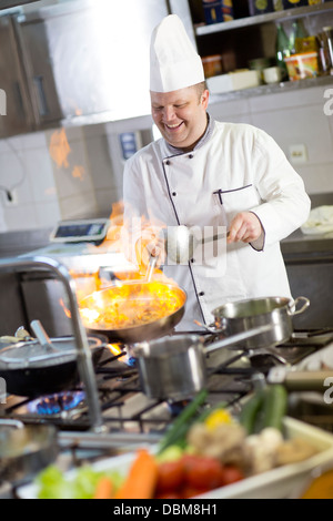 Flambeing dans le moule alimentaire Chef Banque D'Images