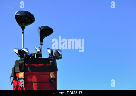 Clubs de golf dans un sac rouge, fers, putter, driver et bois 3 Banque D'Images