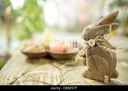 Lapin de Pâques sur la table en bois, Osijek, Croatie, Europe Banque D'Images