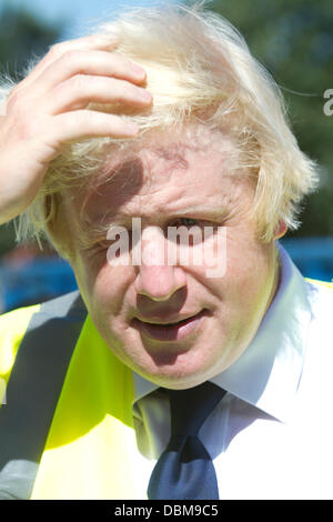 Elephant and Castle, Londres UK. 1er août 2013. Le maire de Londres Boris Johnson visite un projet de régénération à l'Elephant & Castle dans le sud-est de Londres à l'occasion du lancement d'une régénération de la région à "l'un l'éléphant', avec trois milliards de livres transformation, qui comprendra une tour résidentielle de 37 étages et de nouvelles entreprises de détail et de crédit de l'espace : amer ghazzal/Alamy Live News Banque D'Images