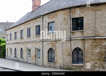 Rangée de maisons mitoyennes en pierre de Cotswold traditionnel sur un corner de Park Lane, Cirencester Banque D'Images