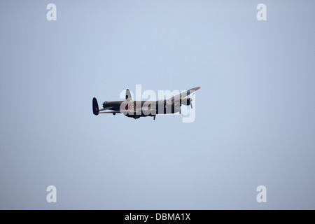 Un bombardier Lancaster dans la Battle of Britain Memorial Flight flying au 2013 Sunderland International Airshow. Banque D'Images