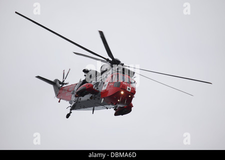La Royal Navy Westland Sea King HU5 hélicoptère volant à la 2013 Sunderland International Airshow. Banque D'Images