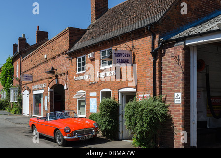 Une voiture de sport MG rouge garée dehors Tanworth Garage dans le Warwickshire village de Tanworth in Arden Banque D'Images