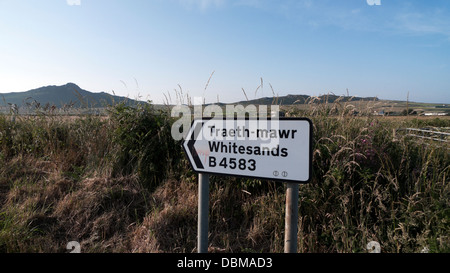 Whitesands Bay-Traeth mawr bilingue anglais Welsh B4583 road sign avec Carn Llidi en montagne vue lointaine West Wales Pembrokeshire UK KATHY DEWITT Banque D'Images