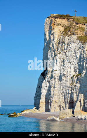 Célèbre falaise de Fécamp avec calvaire, commune française située dans le département de la Seine-Maritime et la région Haute-Normandie France Banque D'Images
