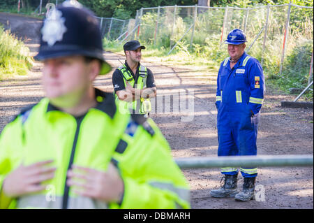 Balcombe, UK. 1er août 2013. La porte est bloquée tôt ce matin par un vieux moteur à feu puis désactivé par la fracturation des combattants. ils sont un groupe de manifestants et de l'environnement : Tamsin Ormond. Les manifestants de fracturation continuent leur blocus de la cuadrilla de forage d'essai près de Balcombe, West Sussex, UK. 01 août 2013. Crédit : Guy Bell/Alamy Live News Banque D'Images