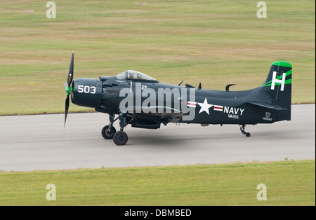 Douglas Skyraider AD-4NA dans les couleurs de la marine des États-Unis, à l'atterrissage à RNAS Culdrose (c) Bob Sharples/Alamy Banque D'Images