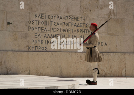 Un evzone sur la Tombe du Soldat inconnu est à l'attention de la place Syntagma. Banque D'Images