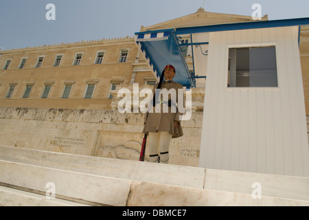 Un evzone garder le Parlement est à l'attention de la place Syntagma. Banque D'Images