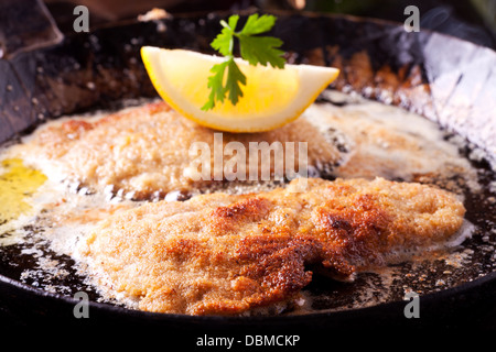 Wiener Schnitzel la poêle dans une casserole Banque D'Images