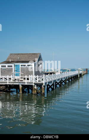 Le Massachusetts, Nantucket, tout droit quai. En bois historique typique des chalets de pêche guindée en ligne droite à quai. Banque D'Images