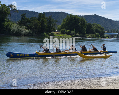 dh Waikato River NGARUAWAHIA NOUVELLE-ZÉLANDE maori filles pagayer waka canots de course gens bateau traditionnel de canoë Banque D'Images