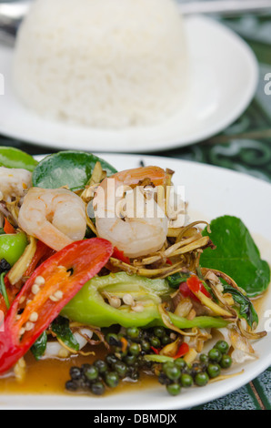 Poêlée de légumes aux herbes avec le mélange de fruits de mer servi avec du riz Banque D'Images