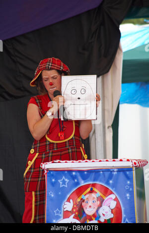 New Forest & Hampshire County Show, près de Brockenhurst, Hampshire, Royaume-Uni, 1 août 2013. Mille affluent vers le spectacle le dernier jour alors que les températures montent et que le soleil brille. Le clown de CrazyM divertit les enfants en dessinant un autoportrait. Crédit : Carolyn Jenkins/Alay Live News Banque D'Images