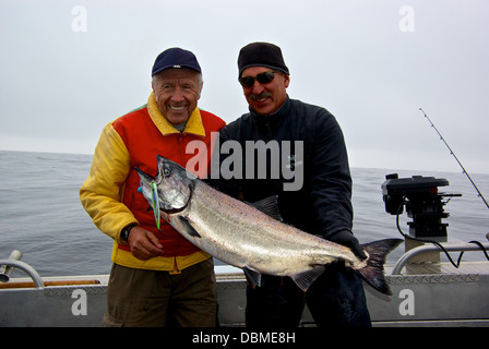 Guide de pêche pêcheur Happy smiling holding big sport pris le saumon quinnat de Swiftsure BC Banque D'Images