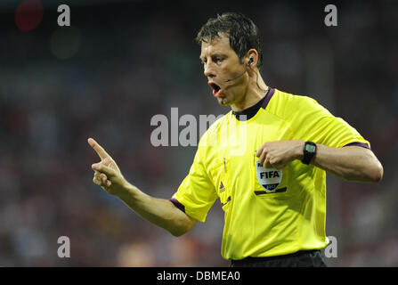 Munich, Allemagne. 06Th Aug 2013. Les gestes de l'arbitre Wolfgang Stark au cours de l'Audi Cup soccer match final FC Bayern Munich vs Manchester City FC à l'Allianz Arena de Munich, Allemagne, 01 août 2013. Photo : Andreas Gebert/dpa/Alamy Live News Banque D'Images