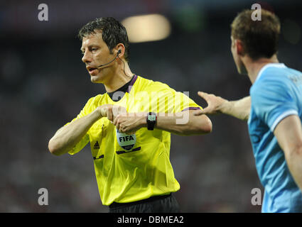 Munich, Allemagne. 06Th Aug 2013. L'arbitre Wolfgang Stark (gestes) au cours de l'Audi Cup soccer match final FC Bayern Munich vs Manchester City FC à l'Allianz Arena de Munich, Allemagne, 01 août 2013. Photo : Andreas Gebert/dpa/Alamy Live News Banque D'Images