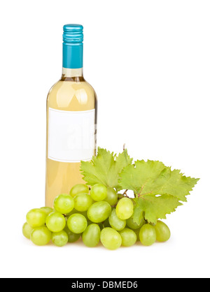 Bouteille de vin de raisins blancs sur fond blanc Banque D'Images