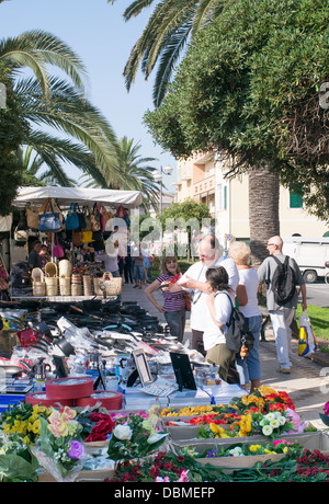 Les gens des boutiques du marché de plein air de Ceriale, Italie du nord, en Europe Banque D'Images