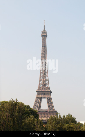La Tour Eiffel à Paris, France vue d'un bateau croisière sur la Seine. Banque D'Images