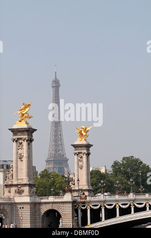 La Tour Eiffel à Paris, France vue d'un bateau croisière sur la Seine et par les piliers du pont Alexande III. Banque D'Images