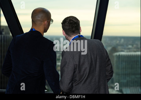 Deux hommes d'affaires donnent à partir de la 39e étage de 30 St Mary Axe (Aka. Le Gherkin ou bâtiment suisse). Photo par Julie Edwards Banque D'Images