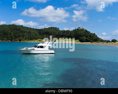Dh Roberton Island BAY OF ISLANDS NOUVELLE ZÉLANDE Location de cruiser ancrée dans Motuarohia la baie bleu ciel et mer Banque D'Images